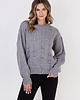 swetry damskie  Oryginalny sweter w warkoczowe wzory - SWE323  szary MKM