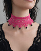 chokery Barbie pink fuksjowy koronkowy choker z koralikami z lawy