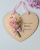 Ozdoby na ścianę Prezent na Dzień Mamy - drewniane serce z grawerem i kwiatami