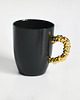 kubki i filiżanki czarny kubek ze złotym uchem