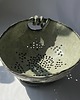 miski i misy Ceramiczny durszlak z podstawką -szaro-zielony rytuał codzienności