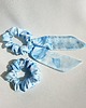 gumki do włosów Scrunchie Blue Flores - dostępna w wersji z odwiązywaną szarfą