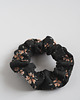 gumki do włosów Lniana gumka do włosów (scrunchie) ze wzorem w kwiaty