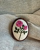 broszki Ręcznie haftowana broszka "Kwiat róży"