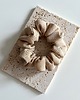 gumki do włosów Jedwabna beżowa gumka do włosów Beige Silk - 9 cm średnicy
