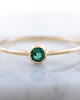 pierścionki złote Minimalistyczny pierścionek złoty ze szmaragdem