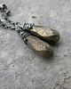 kolczyki wire wrapping Krople pirytu   na łańcuszku - kolczyki