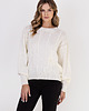 swetry damskie  Oryginalny sweter w warkoczowe wzory - SWE323 ecru MKM