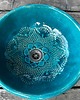 umywalki UM8 Umywalka ceramiczna, turkusowa, okrągła, folkowa koronka na dnie.
