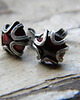 kolczyki wire wrapping granaty w roślinopodobnej oprawie