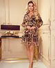 sukienki mini damskie 364-1 LAUREN Szyfonowa sukienka z dekoltem i falbankami - PANTERKA + RÓŻE