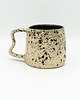 kubki Ceramiczny kubek z falistym uszkiem