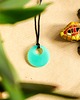 wisiory Turkusowy okrągły wisiorek świecący w ciemności i UV handmade 2,5 cm