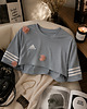 topy damskie Upcyclingowy top Adidas z kwiatami i piórami 