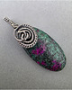 wisiory Amira - zoisyt rubinowy w oksydowanym srebrze, wire-wrapping