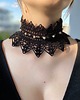chokery Czarny koronkowy choker z ażurowymi koraliczkami