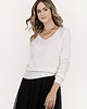 swetry damskie  Dzianinowy sweter z dekoltem w serek - SWE345 ecru MKM