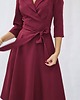 sukienki midi damskie BORDOWA ROZKLOSZOWANA MIDI SUKIENKA Z KOŁNIERZEM 34-54