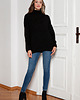swetry damskie  Sweter oversize z golfem - SWE148 czarny