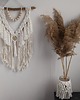 makramy makrama boho z rośliną zatopioną w żywicy