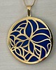 złote naszyjniki Naszyjnik srebrny pozłacany koło z ażurowym motylem na tytanie niebieskim