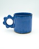 kubki Ceramiczny kubek z kwiatowym uszkiem