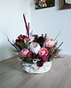 dodatki - różne Stroik flower box z kwiatów w wiklinowym koszyku