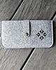 etui na telefon Filcowe etui na telefon z ażurem - zapinane na nap - szare