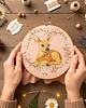Ozdoby na ścianę Sarenka pink1, haft w tamborku 20 cm