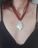 wisiory Naszyjnik ORIGAMI duży jedwab bordo, mosiądz w srebrnym kolorze