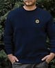 bluzy męskie Bluza męska bez kaptura crewneck z naszywką RÓŻA WIATRÓW granatowa -