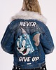 kurtki damskie Kurtka jeansowa NEVER GIVE UP, cekinowy kot, futrzany kolnierz