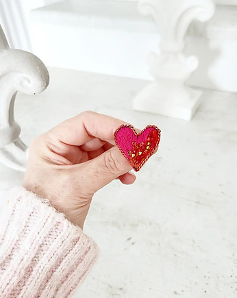 Broszka mini SERCE 7 ręcznie haftowana przypinka miłość, HAART