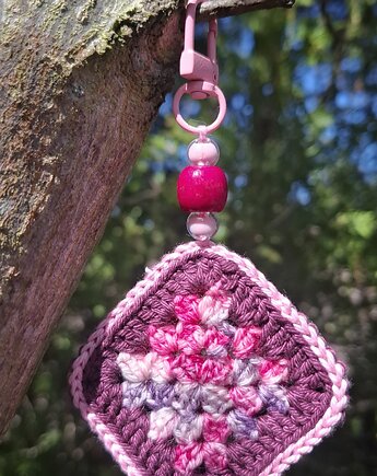Brelok "Kwadrat Babuni" granny square jagodowy, Ciotka Matylda