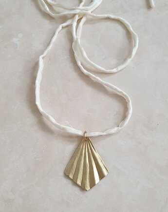Naszyjnik ORIGAMI mały na jedwabnej wstążce, kremowy, mosiądz surowy, modesign
