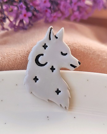 Pin przypinka z wilkiem broszka z wizerunkiem wilka, dla miłośnika natury, Dary Rusałki