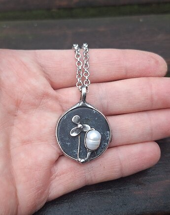 Samotna perła - wisiorek, po drugiej stronie lustra