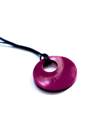 Okrągły burgundowy wisiorek ręcznie robiony z żywicy epoksydowej, 2,5 cm, Akrylove art