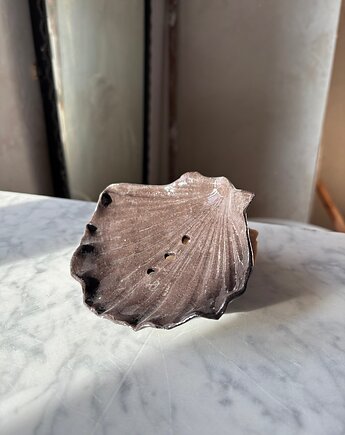 Ceramiczna Mydelniczka Handmade Muszelka Muszla z Odpływem Brązowa, Maison Fragile