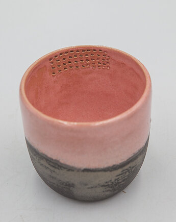 Czarka różowa z tarką, błotko. pracownia ceramiki