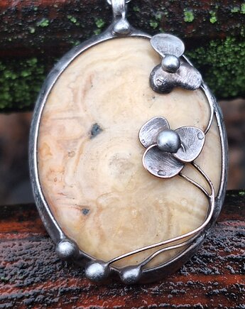 Kwiaty na agacie - wisiorek, po drugiej stronie lustra