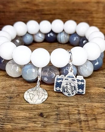 Globus i aparat w pięknych kamieniach, Czaki Bransoletki