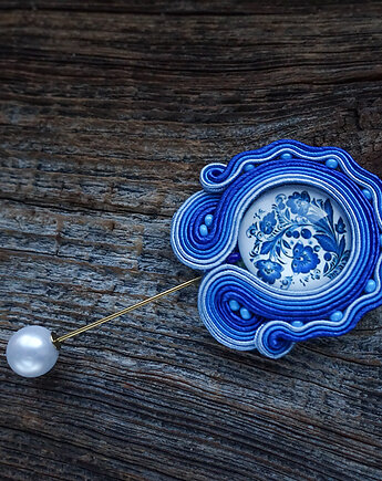 Niebieska broszka sutasz, Mró Soutache