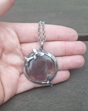 Ametyst z kwiatami - wisiorek, po drugiej stronie lustra