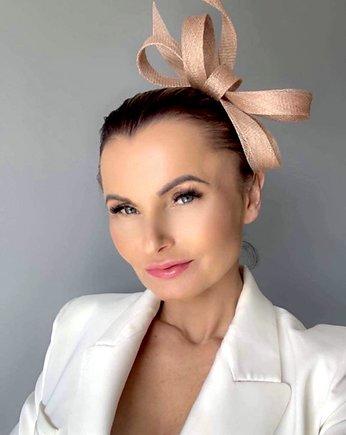Fascynator MONAME beżowy capucino, MONIKA SAXTON LUXURIOUS MILLINERY