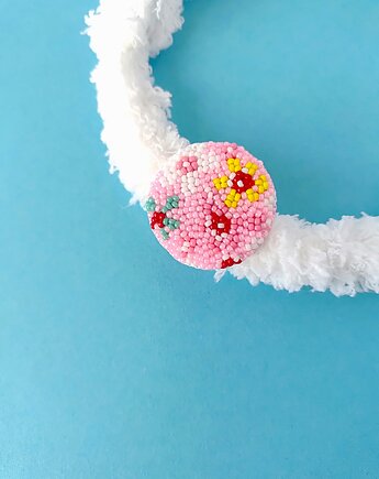 Broszka różowa z kwiatowym wzorem, ręczny haft koralikami, Not only cute crafts