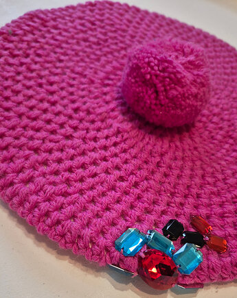 Unikatowy beret w różowym kolorze z ozdobą  z błyszczących kamieni., Ula Raclawska