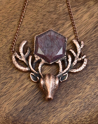Miedziany naszyjnik z głową jelenia, porożem i rubinem, Metal Earth Jewelry