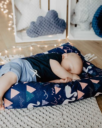 Otulająca poduszka sensoryczna - łabądki, Koi Baby Pillow