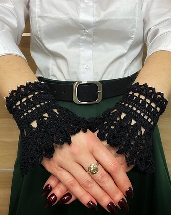 Mankiety koronkowe czarne zapinane na guziczki perełki, Księżycowa ćma